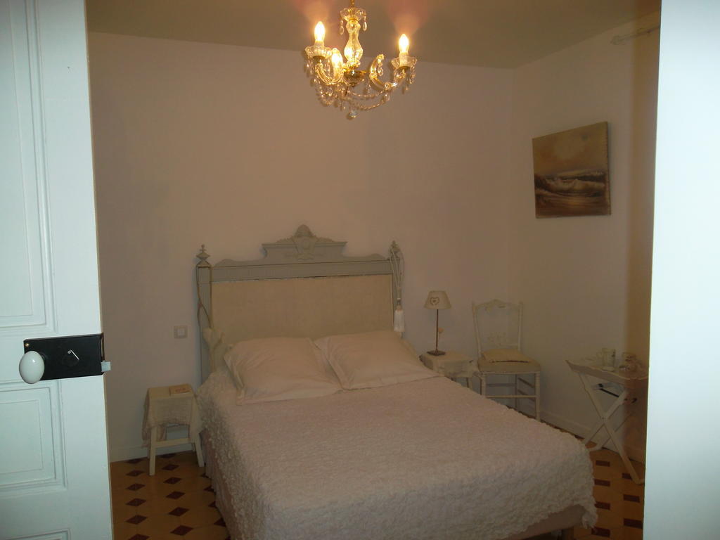 Aux Roses De L'Etang Hotel Capestang Kamer foto