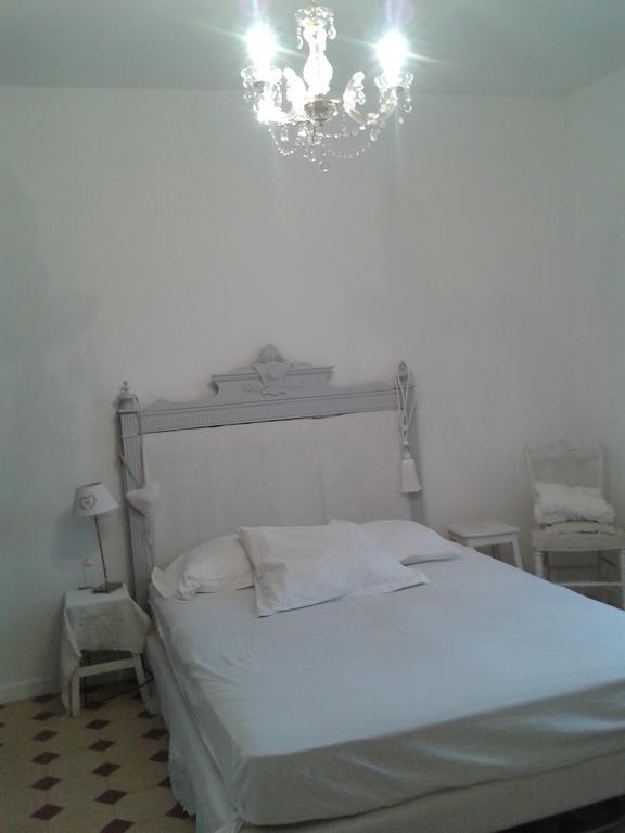 Aux Roses De L'Etang Hotel Capestang Kamer foto