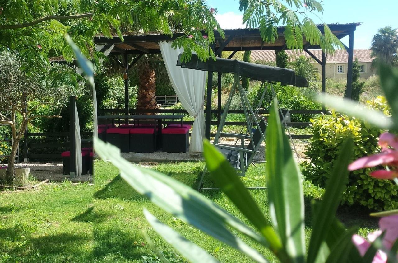 Aux Roses De L'Etang Hotel Capestang Buitenkant foto
